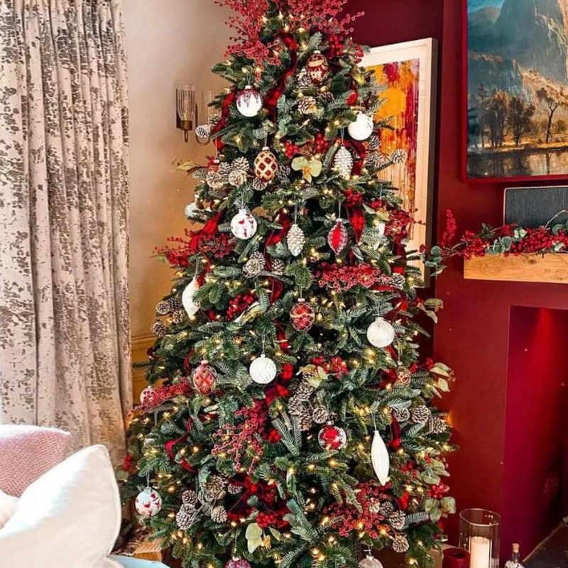 Дизайнерская Елка Украшенная Золотым и Белым декором Pine Cones and Red Decor Красный Белый Зеленый Дизайнерская Елка Украшенная Золотым и Белым декором Pine Cones and Red Decor Красный Белый Зеленый в Орле | Loft Concept