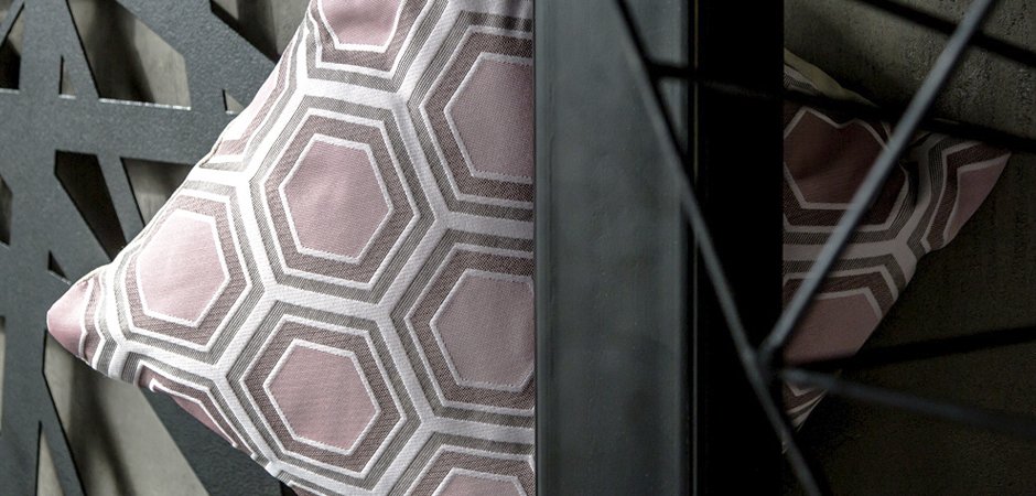 Подушка Hexagon Pink Geometry Подушка Hexagon Pink Geometry - Loft-Concept в Орле