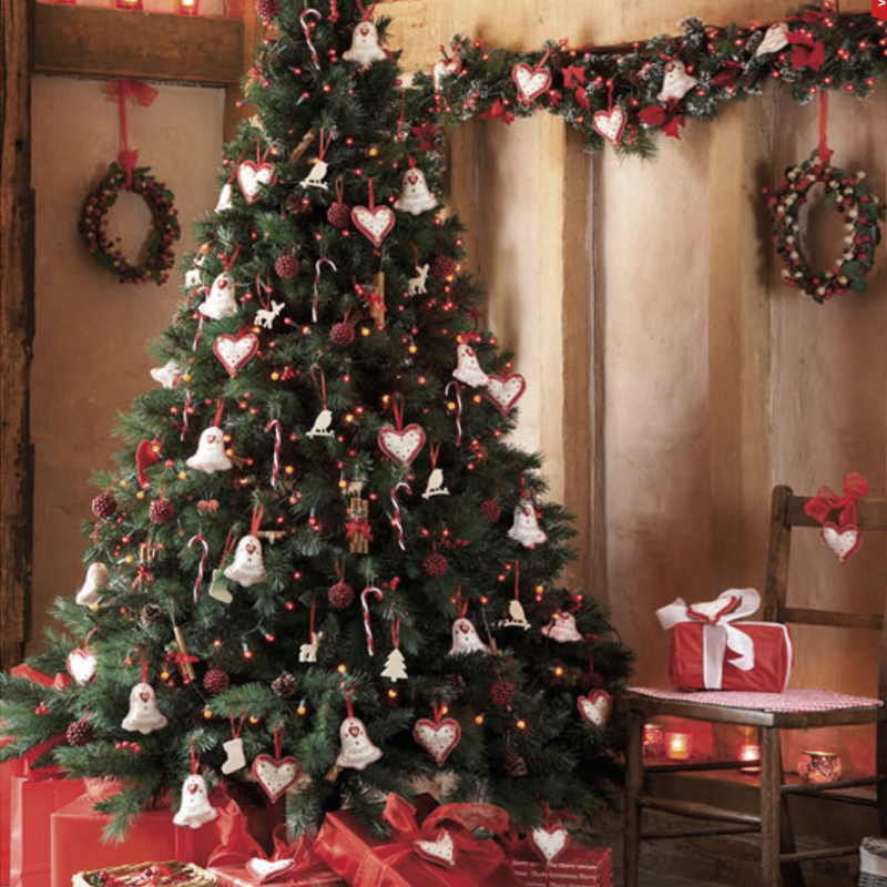Дизайнерская Елка с Белым и Красным декором Christmas Tree Gingerbread Decor Белый Красный Дизайнерская Елка с Белым и Красным декором Christmas Tree Gingerbread Decor Белый Красный в Орле | Loft Concept