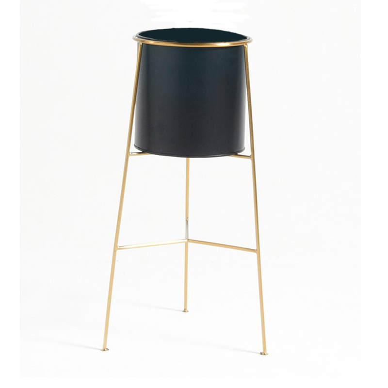 Ваза Vase On A Metal Stand Латунь Черный Ваза Vase On A Metal Stand Латунь Черный в Орле | Loft Concept