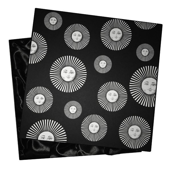 Подарочная коробка для тарелок Fornasetti Черно-белый Подарочная коробка для тарелок Fornasetti Черно-белый в Орле | Loft Concept