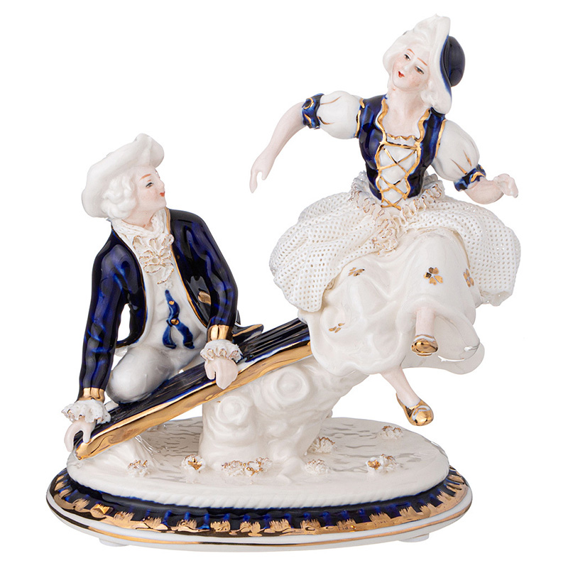 Статуэтка фарфоровая Влюбленная пара Charming Statuette Белый Синий Золотой Статуэтка фарфоровая Влюбленная пара Charming Statuette Белый Синий Золотой в Орле | Loft Concept