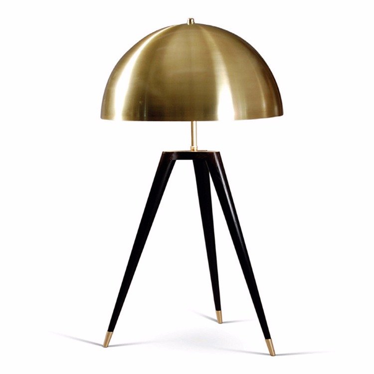 Настольная лампа Matthew Fairbank Fife Tripod Table Lamp Черный Глянцевое золото Настольная лампа Matthew Fairbank Fife Tripod Table Lamp Черный Глянцевое золото в Орле | Loft Concept