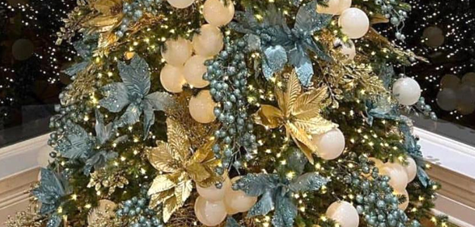 Дизайнерская Елка украшенная Золотыми и Голубыми Цветами Golden and Blue Flowers Дизайнерская Елка украшенная Золотыми и Голубыми Цветами Golden and Blue Flowers - Loft-Concept в Орле