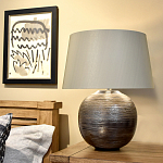 Настольная лампа с круглым фарфоровым основанием ручной работы с покрытием глазурью и белым абажуром из искусственного шелка Elstead Lighting варинант исполнения - 2 | Loft Concept в Орле