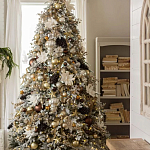 Дизайнерская Елка украшенная шарами в бежевых тонах и декором в виде белых цветов и шишек варинант исполнения - 1 | Loft Concept в Орле