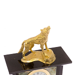 Часы настольные с декором в виде волка из натурального камня Офиокальцит Wolf Stone Clock варинант исполнения - 3 | Loft Concept в Орле