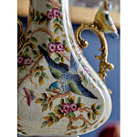 Ваза белого цвета из фарфора с цветочным рисунком и бронзовыми ручками с фигурками птиц Eden Garden porcelain and bronze варинант исполнения - 4 | Loft Concept в Орле