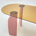 Обеденный стол со стеклянной столешницей и розовыми ножками с тканевой обивкой Wrigley варинант исполнения - 4 | Loft Concept в Орле