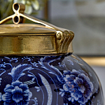 Ваза с насыщенным синим орнаментом и золотой крышкой Blue & White Ornament  варинант исполнения - 3 | Loft Concept в Орле
