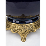 Ваза темно-синяя фарфоровая на бронзовой подставке с ажурным ободком и изогнутыми ручками Eden Garden варинант исполнения - 3 | Loft Concept в Орле