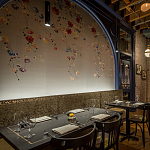 Обои ручная роспись Falling Flowers Standard colourway on Pale Grey dyed silk варинант исполнения - 2 | Loft Concept в Орле