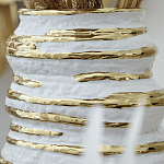 Ваза белая с рельефной поверхностью и золотыми полосами Vase Beehive варинант исполнения - 3 | Loft Concept в Орле