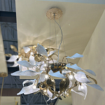 Люстра подвесная с белыми матовыми и золотыми глянцевыми листьями Wintery flovers варинант исполнения - 4 | Loft Concept в Орле