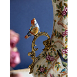 Ваза белого цвета из фарфора с цветочным рисунком и бронзовыми ручками с фигурками птиц Eden Garden porcelain and bronze варинант исполнения - 1 | Loft Concept в Орле