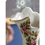 Ваза белого цвета из фарфора с цветочным рисунком и бронзовыми ручками с фигурками птиц Eden Garden porcelain and bronze варинант исполнения - 5 | Loft Concept в Орле