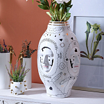 Ваза с декоративными лицами и графическими элементами в виде сердец и символов Faces of Imagination варинант исполнения - 3 | Loft Concept в Орле