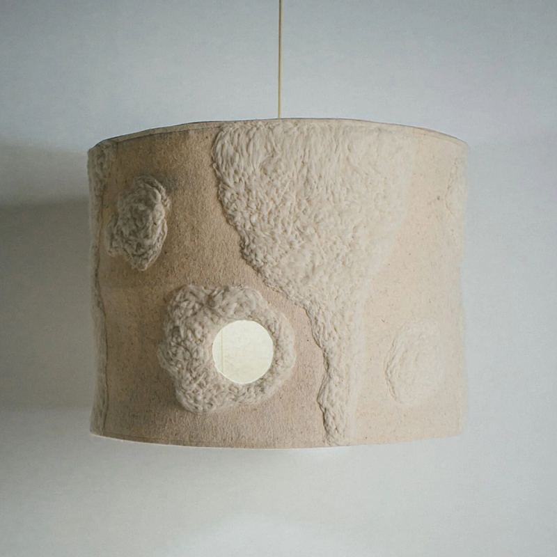 Подвесной светильник из шерсти в технике сухого валяния Dry Felted Wool Lamp Бежевый Подвесной светильник из шерсти в технике сухого валяния Dry Felted Wool Lamp Бежевый в Орле | Loft Concept