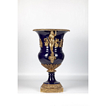 Ваза темно-синего цвета из фарфора с бронзовыми ручками в виде фигур Eden Garden porcelain and bronze варинант исполнения - 2 | Loft Concept в Орле