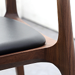 Стул деревянный с мягким сиденьем из черной натуральной кожи Moon Walnut Furniture варинант исполнения - 7 | Loft Concept в Орле