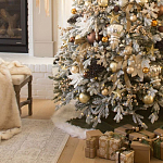 Дизайнерская Елка украшенная шарами в бежевых тонах и декором в виде белых цветов и шишек варинант исполнения - 2 | Loft Concept в Орле