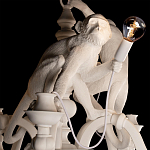 Люстра с тремя фигурами обезьян с лампочками в руках белого цвета Hanging Monkey варинант исполнения - 4 | Loft Concept в Орле