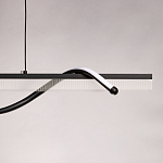 Люстра линейная черного цвета с волнообразным металлическим элементом Luke Lampco Tracer Lamp варинант исполнения - 8 | Loft Concept в Орле