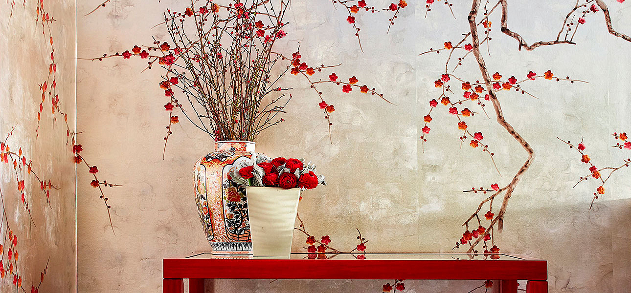Обои ручная роспись Plum Blossom Original colourway on Tarnished Silver gilded paper with pearlescent antiquing Обои ручная роспись Plum Blossom Original colourway on Tarnished Silver gilded paper with pearlescent antiquing - Loft-Concept в Орле