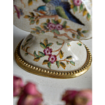 Ваза белого цвета из фарфора с цветочным рисунком и бронзовыми ручками с фигурками птиц Eden Garden porcelain and bronze варинант исполнения - 3 | Loft Concept в Орле