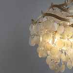 Люстра подвесная с белыми перламутровыми подвесками и изогнутыми золотистыми элементами Диаметр 50 см SHELL Chandelier варинант исполнения - 3 | Loft Concept в Орле