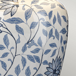 Настольная лампа с керамическим основанием в белом цвете с синим цветочным орнаментом на темной деревянной подставке и тканевым абажуром Elstead Lighting варинант исполнения - 4 | Loft Concept в Орле