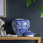 Ваза округлой формы с синей росписью и цветочным узором Blue & White Ornament варинант исполнения - 6 | Loft Concept в Орле