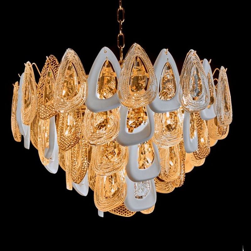 Люстра с многослойными белыми и прозрачными подвесками Character Chandelier Золотой Прозрачный Белый Люстра с многослойными белыми и прозрачными подвесками Character Chandelier Золотой Прозрачный Белый в Орле | Loft Concept